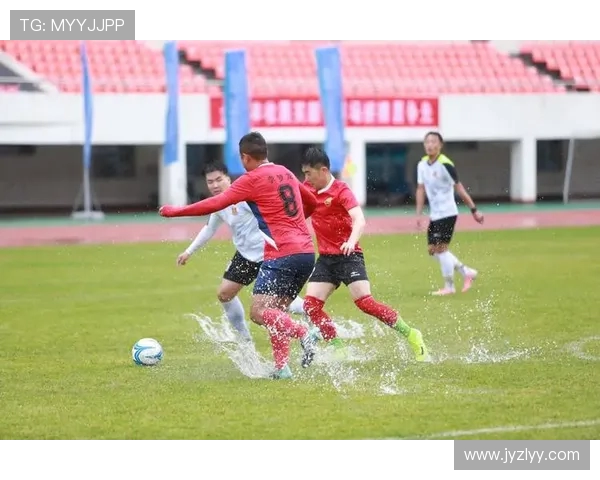 足球比赛中的球场适应与技术调整